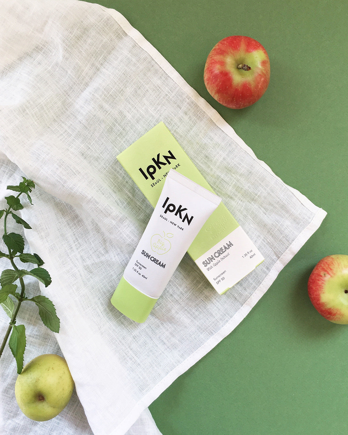 An apple a day does more than just keep the doctor away. A daily dose of this sun cream— infused with apple water extract and natural herbal ingredients—does wonders to our skin. The moisturizing SPF 50+ formula is a potent multitasker—smoothing, color correcting, and protecting skin all day long. It even helps reduce sebum production, so your complexion stays glowing, not greasy.